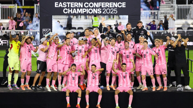 ליאונל מסי, שחקן אינטר מיאמי מניף את גביע אליפות המזרח ב-MLS (צילום: רויטרס)