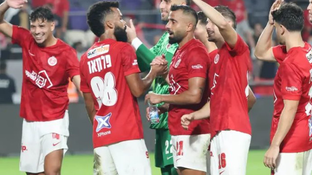 הפנים כבר למכבי חיפה. שחקני הפועל תל אביב חוגגים בסיום (צילום: דני מרון)