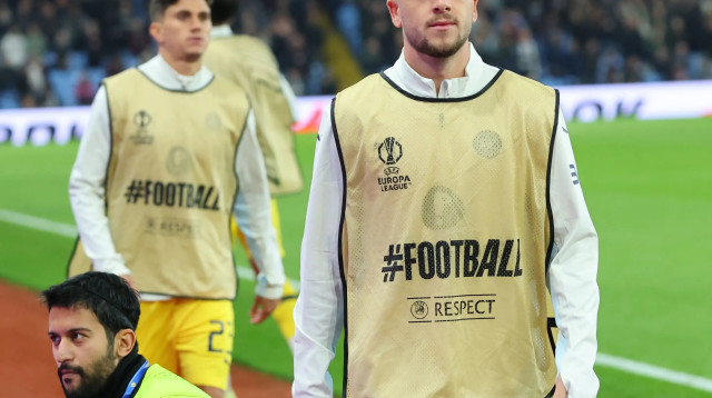 נועם בן הרוש שחקן מכבי תל אביב בחימום (צילום: אודי ציטיאט)