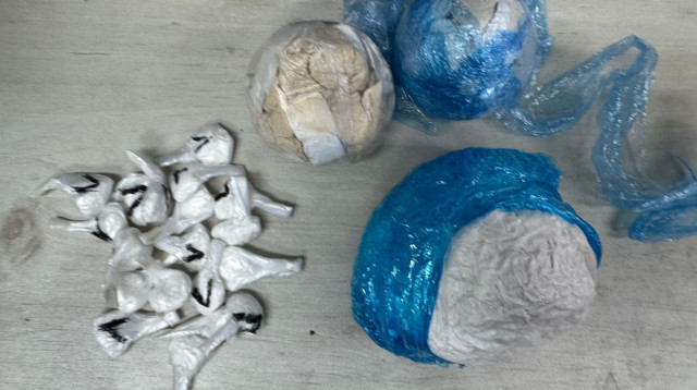 סמים שנתפסו בזירה  (צילום: דוברות המשטרה)