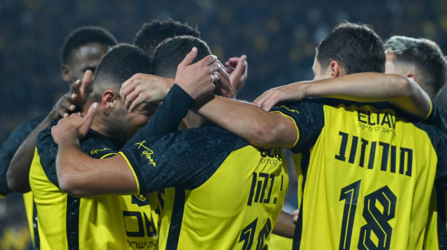 שחקני בית"ר ירושלים חוגגים עם גיל כהן (צילום: ברני ארדוב)