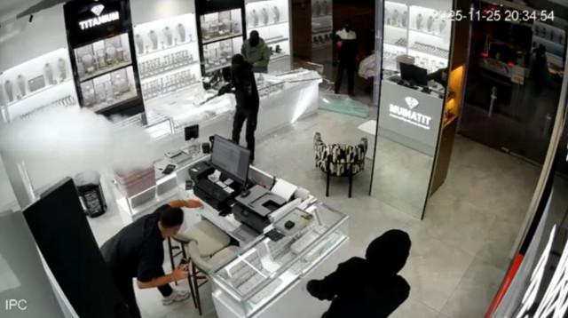 רגעי הפריצה לחנות באופקים (צילום: מצלמות אבטחה)