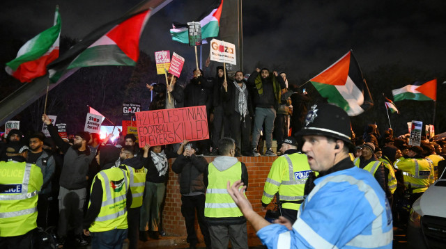 הפגנות נגד ישראל לפני המשחק של מכבי תל אביב נגד אסטון וילה (צילום: רויטרס)