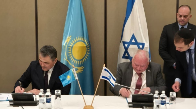 השר אמסלם ושר משאבי המים של קזחסטן, נורז'אן נורז'יגיטוב, חותמים על מזכר ההבנות (צילום: המשרד לשיתוף פעולה אזורי)