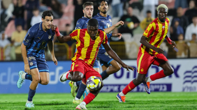 שחקן מ.ס. אשדוד, ז'אן באטום, כובש מול מכבי תל אביב. מאחוריו איתי בן חמו (צילום: לירון מולדובן)