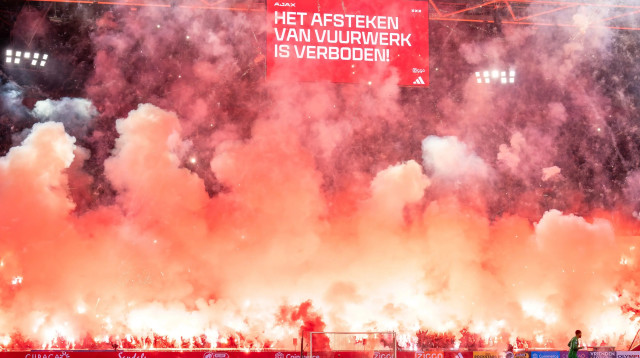 אבוקות במשחק של אייאקס (צילום: GettyImages, BSR Agency)