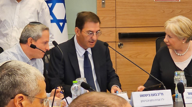 יו"ר ועדת חוץ וביטחון בועז ביסמוט בדיון על הנוסח המעודכן של חוק הגיוס (צילום: דוברות הכנסת)