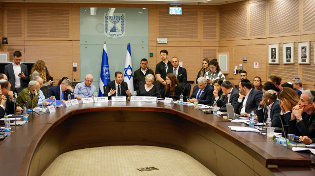 הדיון על הנוסח המעודכן של חוק הגיוס בוועדת החוץ והביטחון בראשות בועז ביסמוט (צילום: דוברות הכנסת, נועם מושקוביץ)