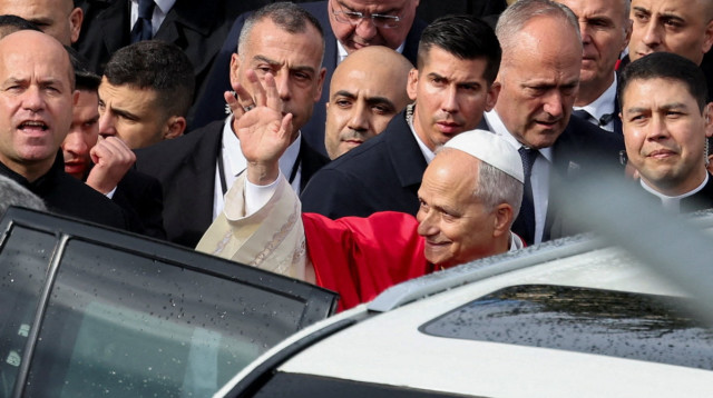 האפיפיור לאו ה-14 מנופף להמון בעת ביקורו בלבנון (צילום: רויטרס)