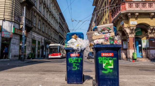 אשפה ברחוב בבודפשט, הונגריה (צילום: שאטרסטוק)