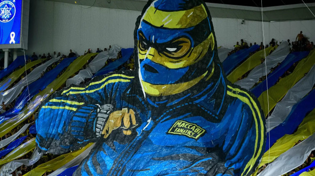 תפאורה של אוהדי מכבי תל אביב (צילום: אריאל שלום)