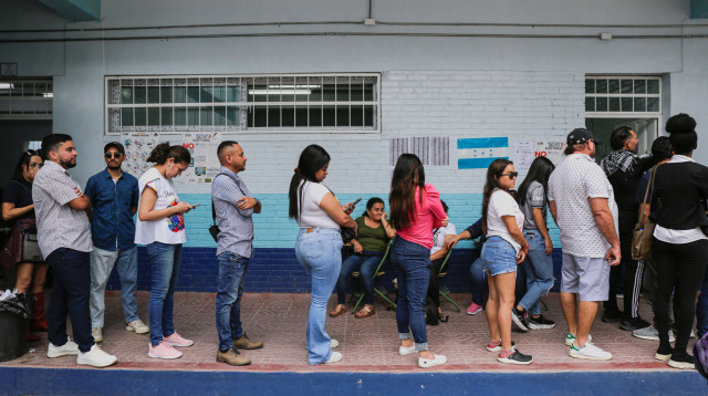 הבחירות בהונדורס 30.11.2025, אנשים מחכים להצביע (צילום: רויטרס)