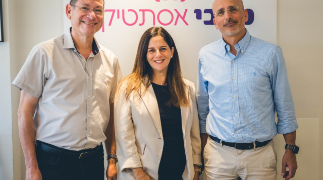 פרופי יואב ברנע, טוני כהן מנכ"לית מכבי אסתטיקה ואלי פסח מנהל מכבי אסתטיקה (צילום: נטע שני)