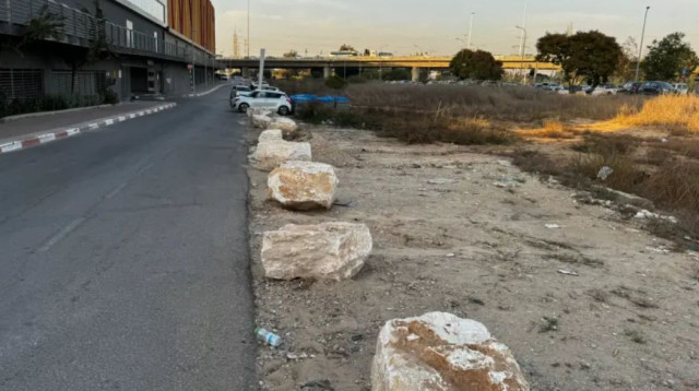 אבנים על חניית עפר מול קניון אשדוד, תחנת הרכבת אשדוד (צילום: דן עזרא)