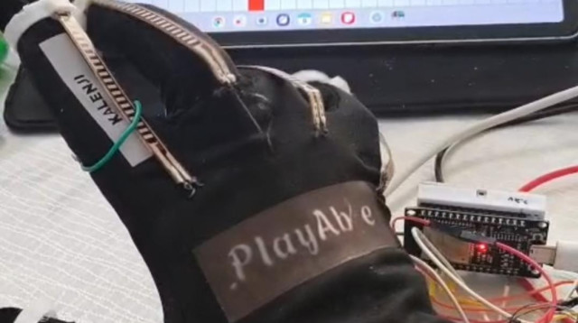 כפפת PlayAble מנגנת (צילום: מכללת SCE)