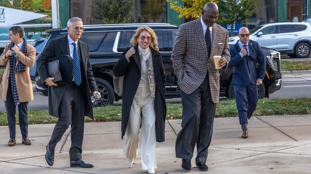 מייקל ג'ורדן בדרך לבית המשפט (צילום: Getty images)