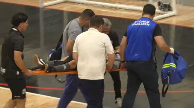 מלחיץ. שחקן נבחרת פרגוואי על אלונקה אחרי שהתרסק על הרצפה (צילום: צילום מסך, יוטיוב)