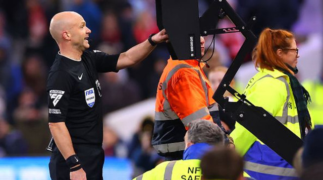 אנתוני טיילור ניגש לבדוק מהלך במסך ה-VAR (צילום: Marc Atkins)