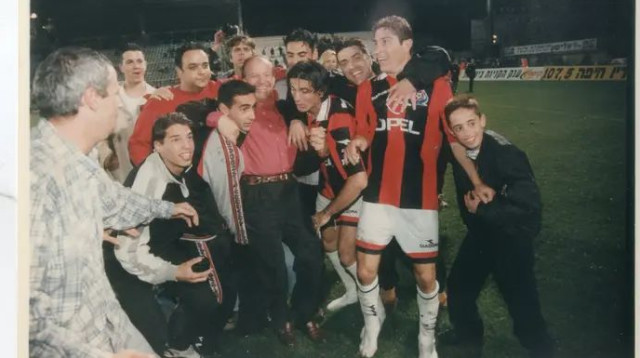 רגעים בלתי נשכחים. רובי שפירא ז"ל חוגג עם השחקנים (צילום: מעריב, עדי אבישי)