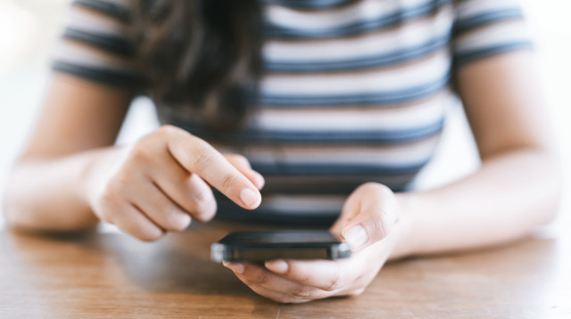 אישה עם טלפון סלולרי (צילום: אינגאימג')