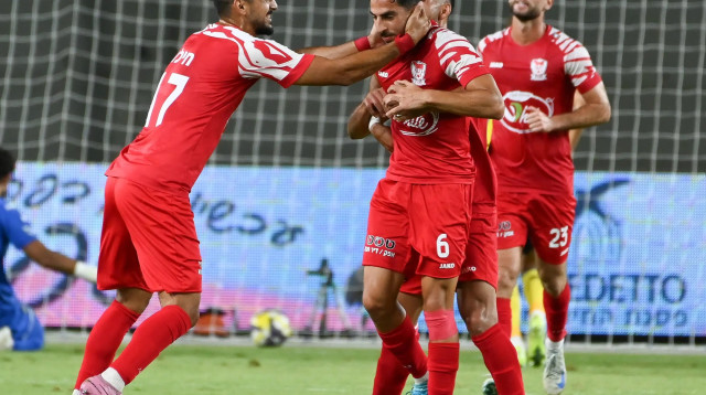 שחקני בני סכנין חוגגים עם אחמד טהא (צילום: ברני ארדוב)