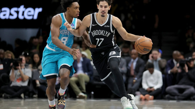 שחקן ברוקלין נטס, בן שרף מול שחקן שארלוט הורנטס, קולין סקסטון (צילום: רויטרס)