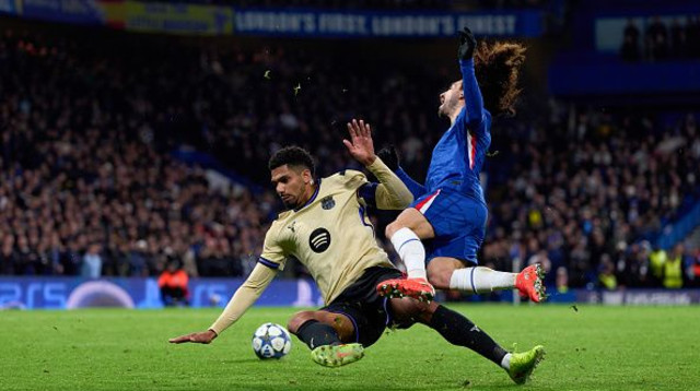 העבירה שהובילה לאדום. רונלד אראוחו מפיל את מארק קוקורייה (צילום: Getty images)