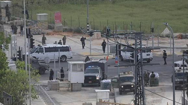 זירת פיגוע הדקירה בעטרת (צילום: רשתות ערביות)