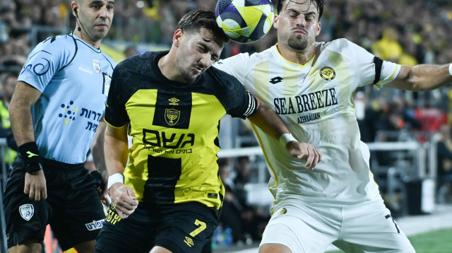 שחקן בית"ר ירושלים ירדן שועה מול שחקן מכבי נתניה רותם קלר (צילום: ברני ארדוב)