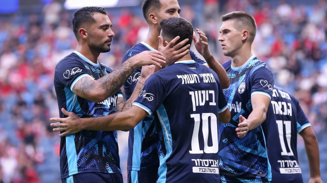 שחקני הפועל באר שבע חוגגים עם דן ביטון (צילום: מאור אלקסלסי)