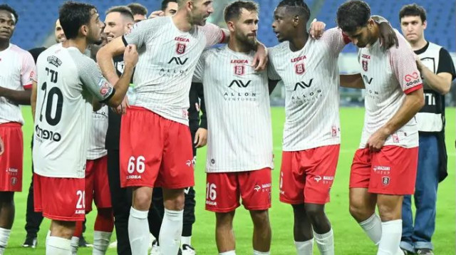 שחקני הפועל ירושלים חוגגים (צילום: ברני ארדוב)