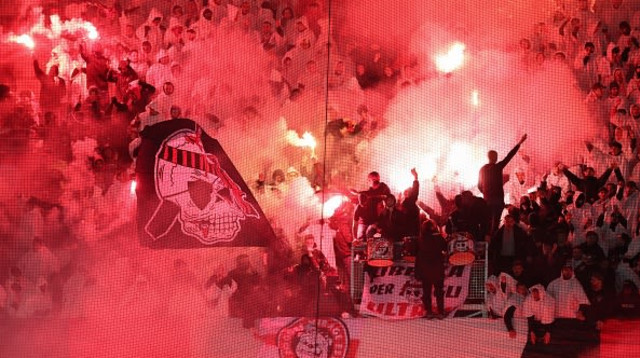 אוהדי ניס (צילום: VALERY HACHE / Contributor)