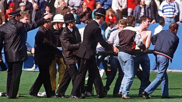 שוטרים מפנים אוהדים באסון הילסבורו (צילום: AFP)