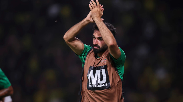 מיכאל אוחנה שחקן מכבי חיפה בחימום (צילום: מאור אלקסלסי)