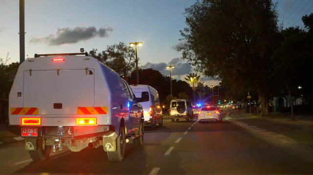 ארונו של חטוף חלל בדרך למכון הלאומי לרפואה משפטית (צילום: דוברות המשטרה)