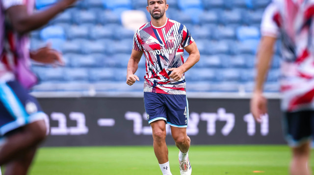 מיגל ויטור שחקן הפועל באר שבע בחימום (צילום: מאור אלקסלסי)