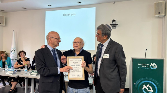 הענקת הפרס ליעקב בודו (צילום: יחצ)