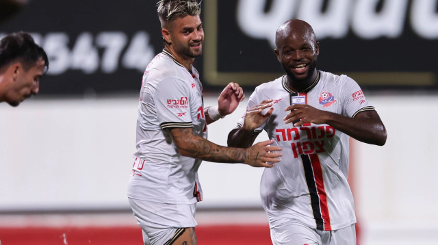 שחקני הפועל חיפה, רותם חטואל, ג'בון איסט (צילום: מאור אלקסלסי)