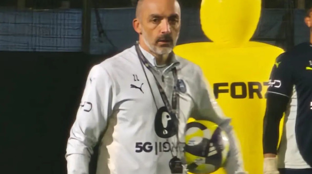 ז'ארקו לאזטיץ' מאמן מכבי תל אביב באימון החזרה (צילום: יניב טוכמן)