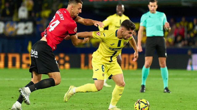 מנור סולומון שחקן ויאריאל לפני מרטין ואליינט שחקן מאיורקה (צילום: GettyImages, Angel Martinez)