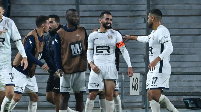 שחקני מכבי בני ריינה חוגגים עם עבדאללה ג'אבר (צילום: ברני ארדוב)