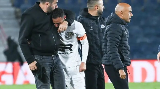 כובש שער הניצחון עבדאללה ג'אבר בסיום עם הבעלים סעיד בסול (צילום: ברני ארדוב)