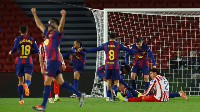 שחקני ברצלונה חוגגים (צילום: רויטרס)