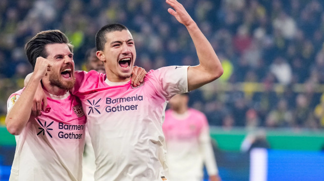 איברהים מאזה שחקן לברקוזן עם יונאס הופמן (צילום: GettyImages)