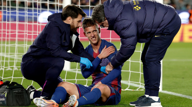 דני אולמו שחקן ברצלונה מקבל טיפול (צילום: GettyImages, Soccrates Images)