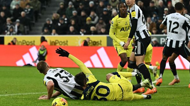 בנטנקור מכשיל את ברן ברחבה (צילום: PAUL ELLIS / Contributor)