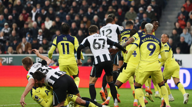 בנטנקור ספק מכשיל את ברן, ניוקאסל נגד טוטנהאם (צילום: רויטרס)