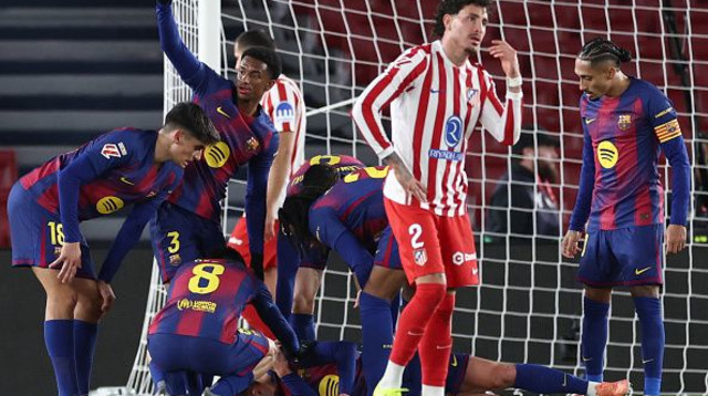 דני אולמו מוקף בשחקני ברצלונה (צילום: JOSEP LAGO / Contributor)