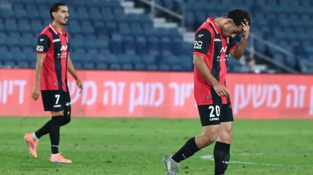 אכזבה להפועל ירושלים. אופק נדיר עם מתן חוזז (צילום: ברני ארדוב)