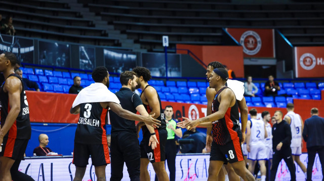 שחקני הפועל ירושלים, מימין קסיוס ווינסטון (צילום: אתר רשמי, מיכל בן גיגי, הפועל ירושלים)